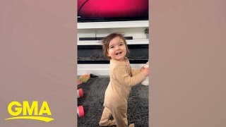 Download Lagu Toddler demands parents play 'Apt.' by Rosé and Bruno Mars MP3 Download Lagu Toddler demands parents play 'Apt.' by Rosé and Bruno Mars MP3