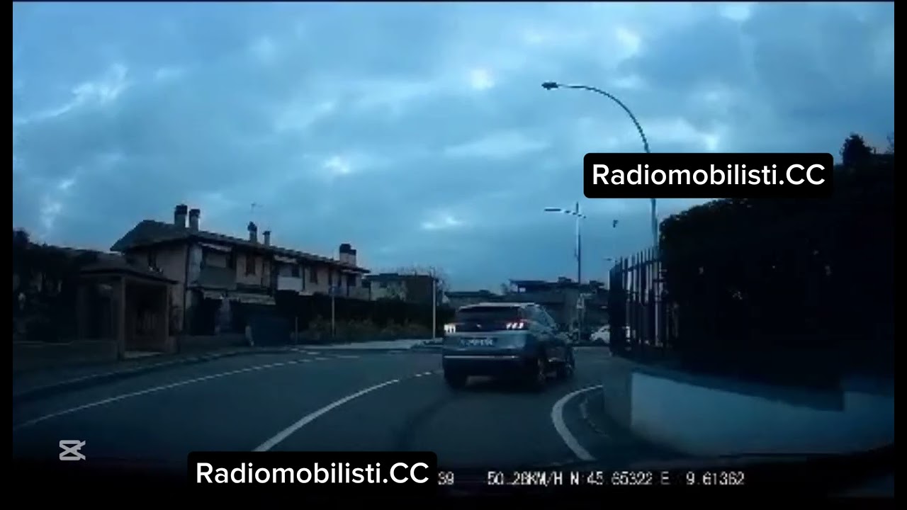 NON SI FERMA ALL’ ALT, INSEGUIMENTO RADIOMOBILE