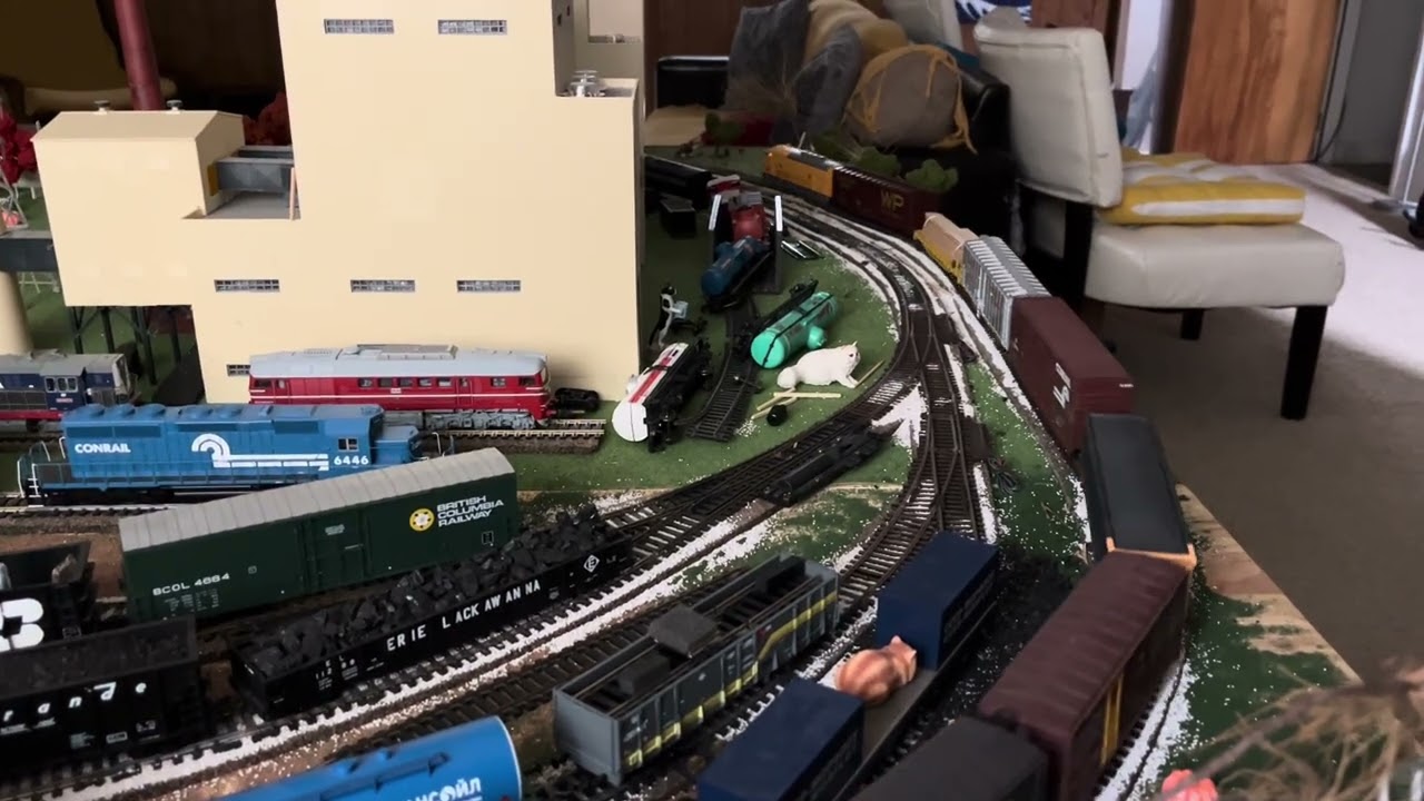 Тепловоз Юнион Пасифик в масштабе НО проезжает поворот и следует дальше с грузовым поездом! 