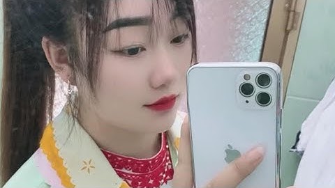 Chuẩn bị trang phục truyền thống của người dân tộc dao đỏ đám cưới 