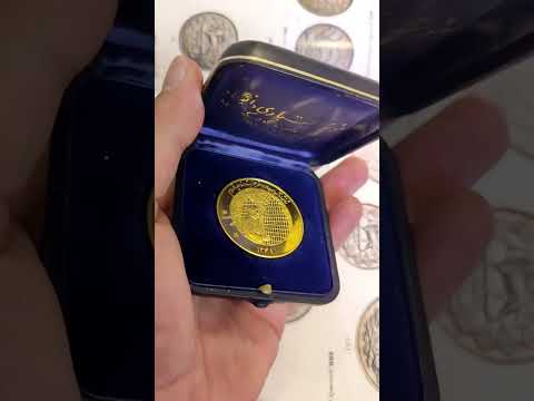سکه یاد بود شاه در حرم امام رضا شاه علاقه زیادی به حرم امام رضا داشت شاه شاه درحرم حرم امام رضا