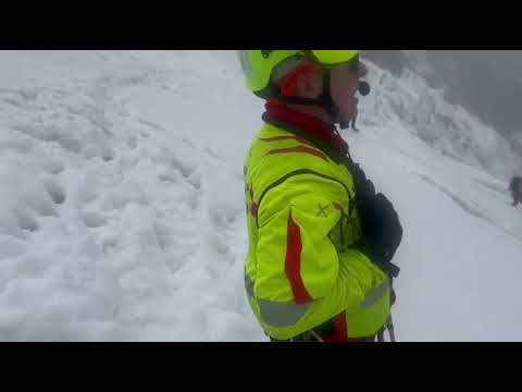 Courmayeur: alpinista cade in un crepaccio, paracadutista si infortuna durante l’atterraggio