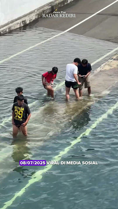 Banjir underpass Cikarang bikin heboh netizen, airnya bening, banyak yang berenang #viral #banjir