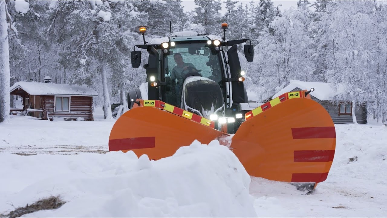 NYT AURATAAN VALTRA T235 DIRECT TRAKTORILLA - Lumenaurausta Saariselällä ja Kakslauttasessa