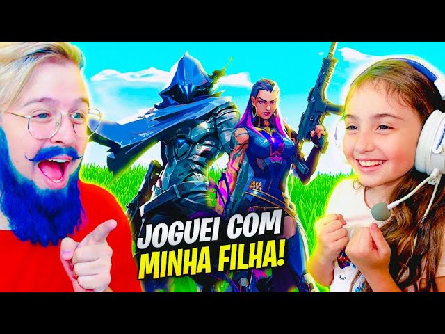 Podemos trapacear às vezes. as mãos são bem-vindas. pai entusiasmado ensina  a filha como jogar seu jogo favorito. é futebol e até as meninas podem jogar.