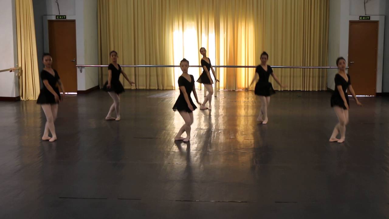 Lớp 2k17B | Học Kì 3 | Ballet | Center work - Saute - YouTube