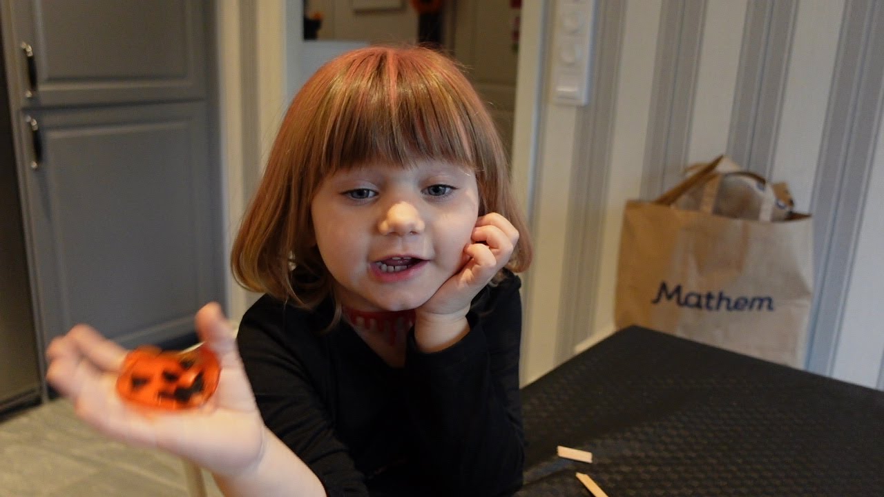 Halloween pyntar och har halloween middag