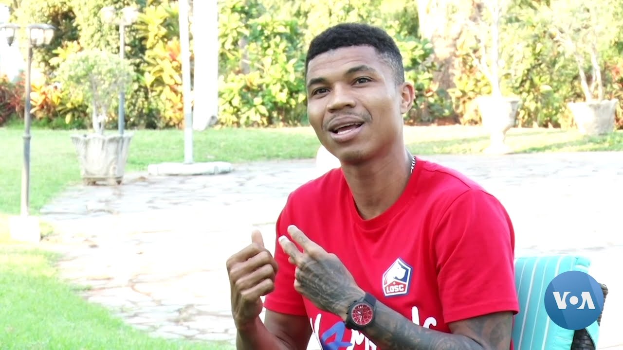 Estrela do clube francês, Lille, Reinildo Mandava recebida por Filipe Nyus | VOA Português