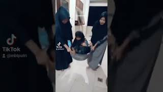 Penanganan Santri Ngompol... Pakai Ember...