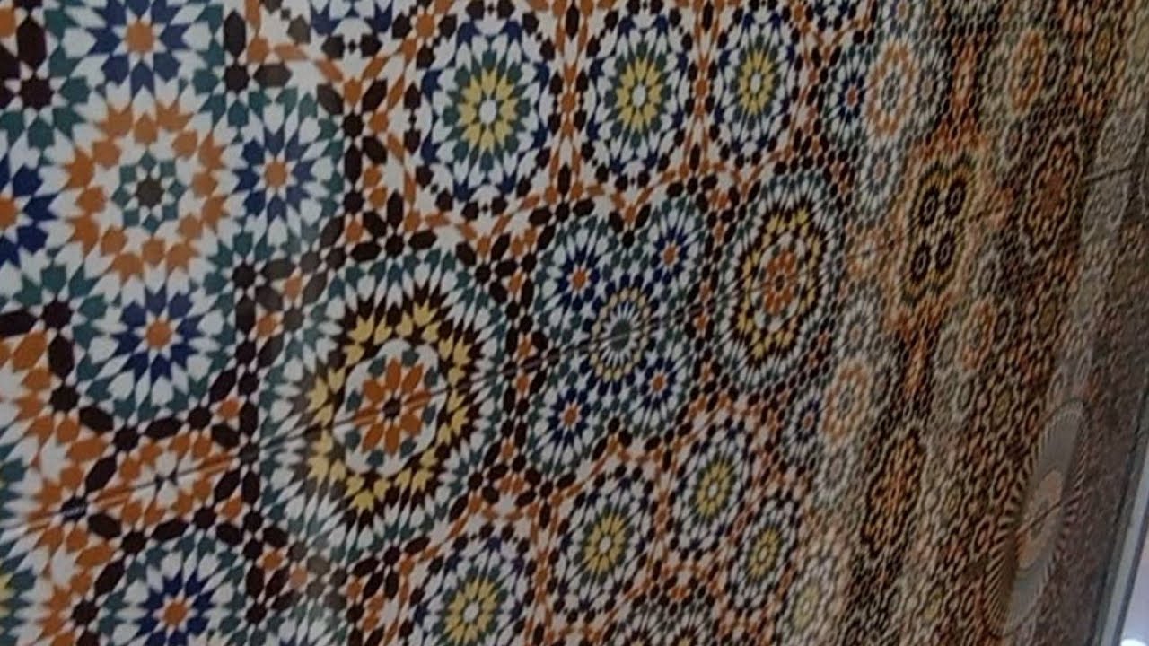 Новая керамическая стена, похожая на марокканский муниципальный зуллаж в новом прекрасном костюме.