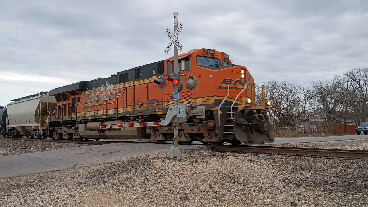 BNSF 7746 rolls into Joshua Siding, in Joshua, TX