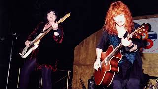 Ann &amp; Nancy Wilson - Barracuda (Live, 1999)