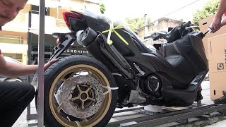 unboxing YAMAHA TMAX 560 scooter 2020