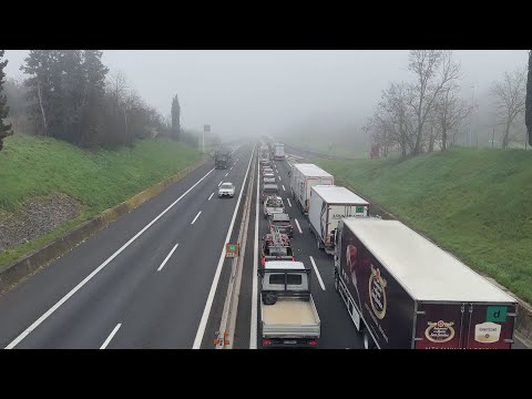 Video Chiusa la A1 per incidente, caos nelle strade