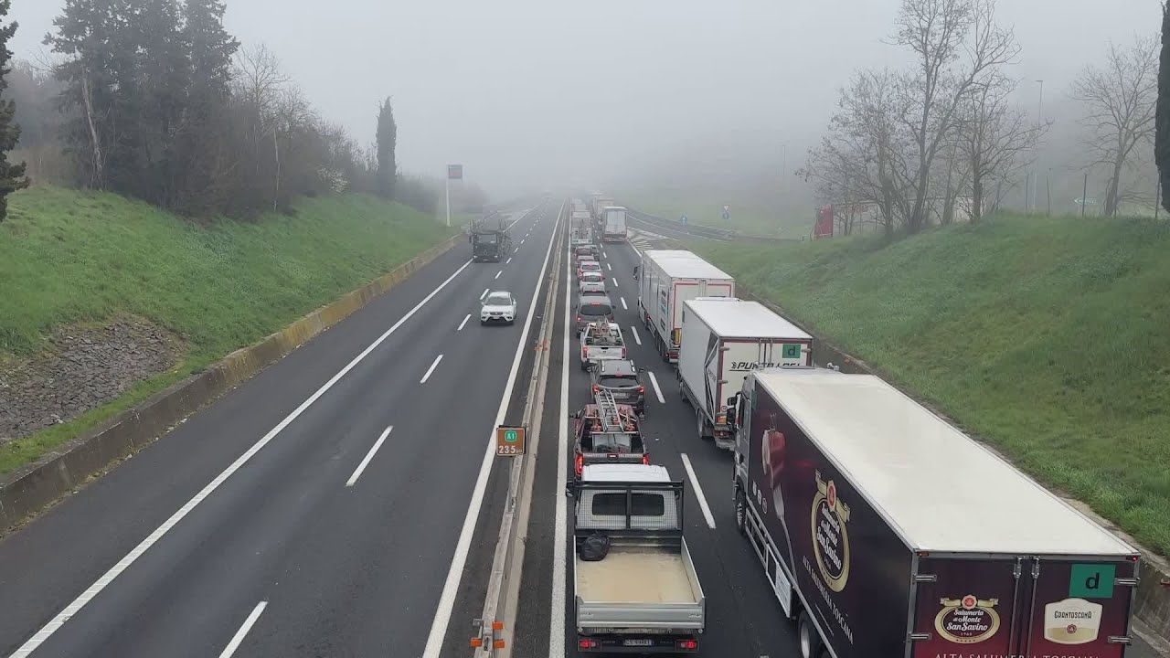Chiusa la A1 per incidente, caos nelle strade