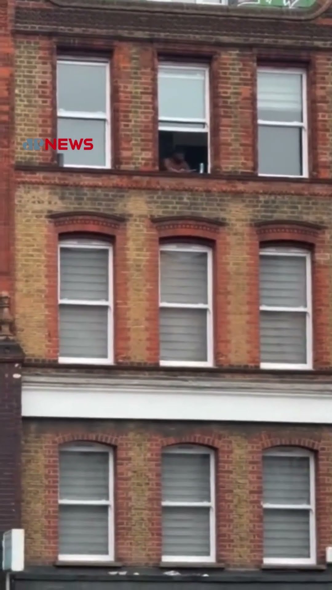 Homem armado com faca mobiliza polícia e força isolamento de quarteirão em Londres