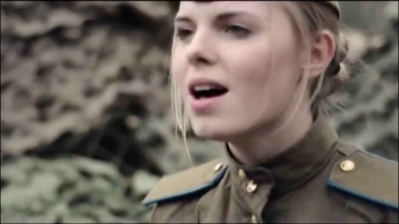 Армейские видеоклипы. На позицию девушка провожала бойца. Девочка поет о войне. Девушка поёт на войне.
