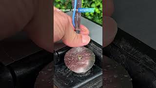 Mechanic connects a battery cable using a spoon #USAConstruction #Mechanic #SmartSolution