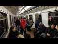 Парни танцуют в вагоне метро.