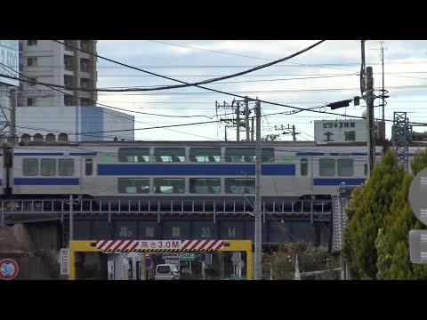 三浦春馬さんが生まれ育った土浦市街の盛土区間にあるガードを通過していく常磐線下りE531系