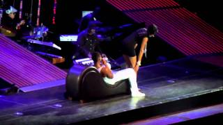 Usher sings Trading Places to fan on stage- Chicago Concert chords