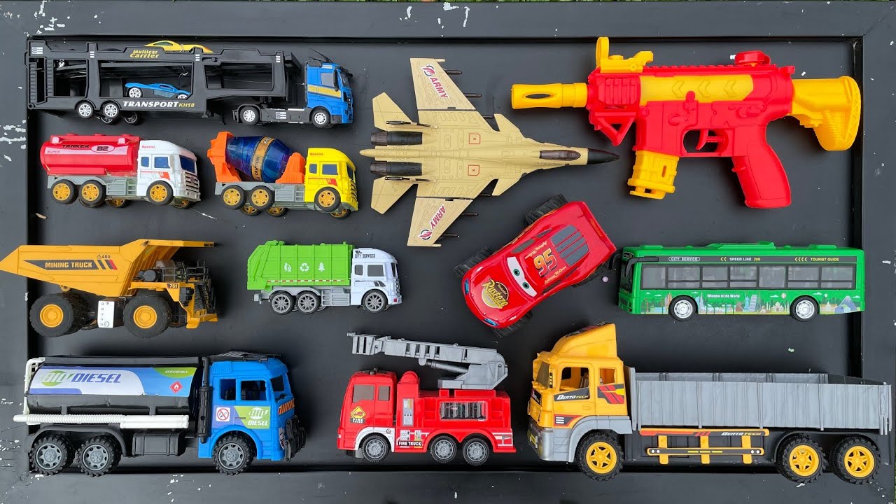 Membersihkan mobil mobilan, truk pasir, truk tangki, truk molen, truk towing, pesawat, mobil balap