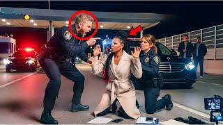 شرطي يعتقل قاضية سوداء بتهمة "سرقة سيارة" يكاد يفقد وعيه عندما يراها في رداء القاضي في اليوم التالي