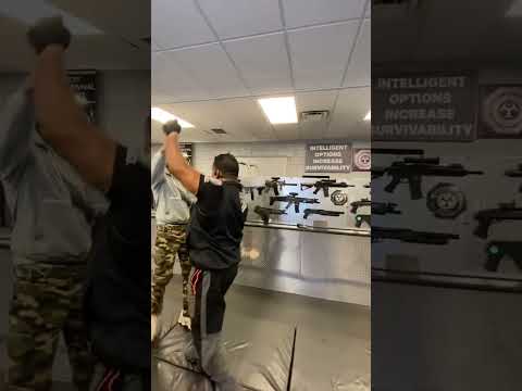 Video: Kun je zwaaien met een vuurwapen uit zelfverdediging?