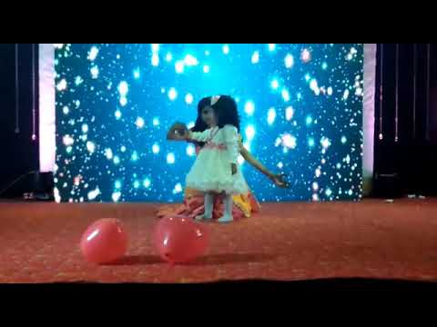 3 year old child dance with her mom - YouTube