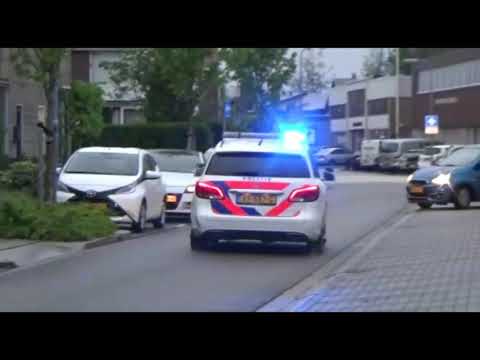 Prio 1 Mercedes Benz- klasse vertrekt met spoed vanaf een medisch incident in Zwijndrecht