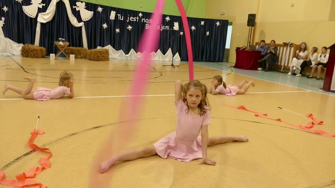 Pokaz gimnastyki artystycznej najmłodszych dzieci   20 12 2023