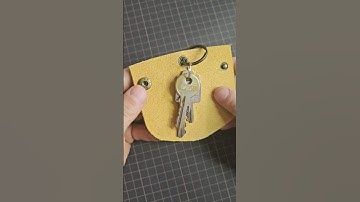 👀Making a handmade minimalistic leather key holder 🔑 watch&chill #edc #diy #leathercraft #giftideas