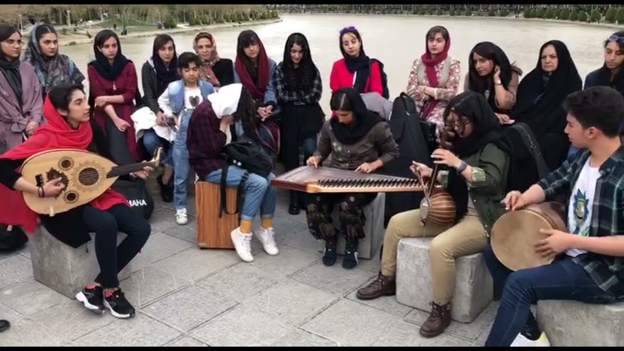 Iranian Music Performance on Choobi Bridge of Isfahan - اجرای موسیقی ایرانی در پل چوبی اصفهان