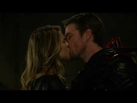 Kara Danvers & Oliver Queen Kiss