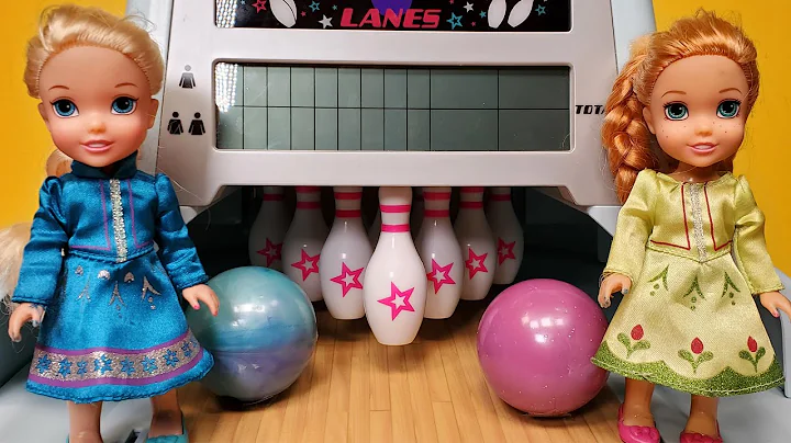 Bowling ! Elsa & Anna toddlers - American Girl dol...