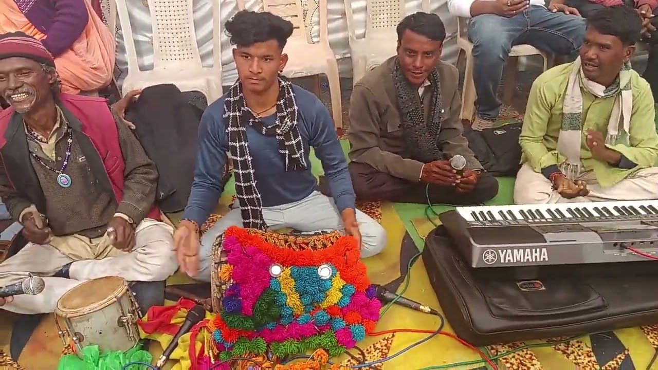 मां नर्मदा के पावन स्थान में कार्यक्रम करते हुए संतोष खरे।। जी ओर सह पार्टियां 