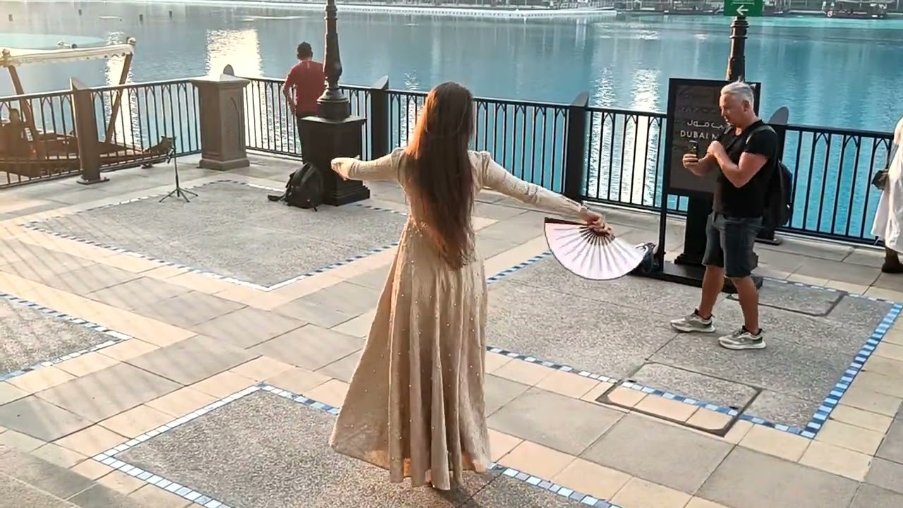 راقصة ،،_المروحة _شوفوا كيف بترقص_Dubai mall