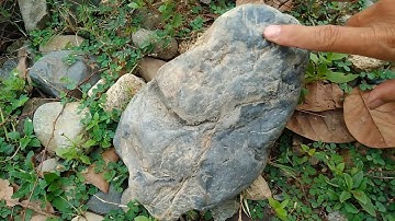 Tìm đá quý bên bờ sông