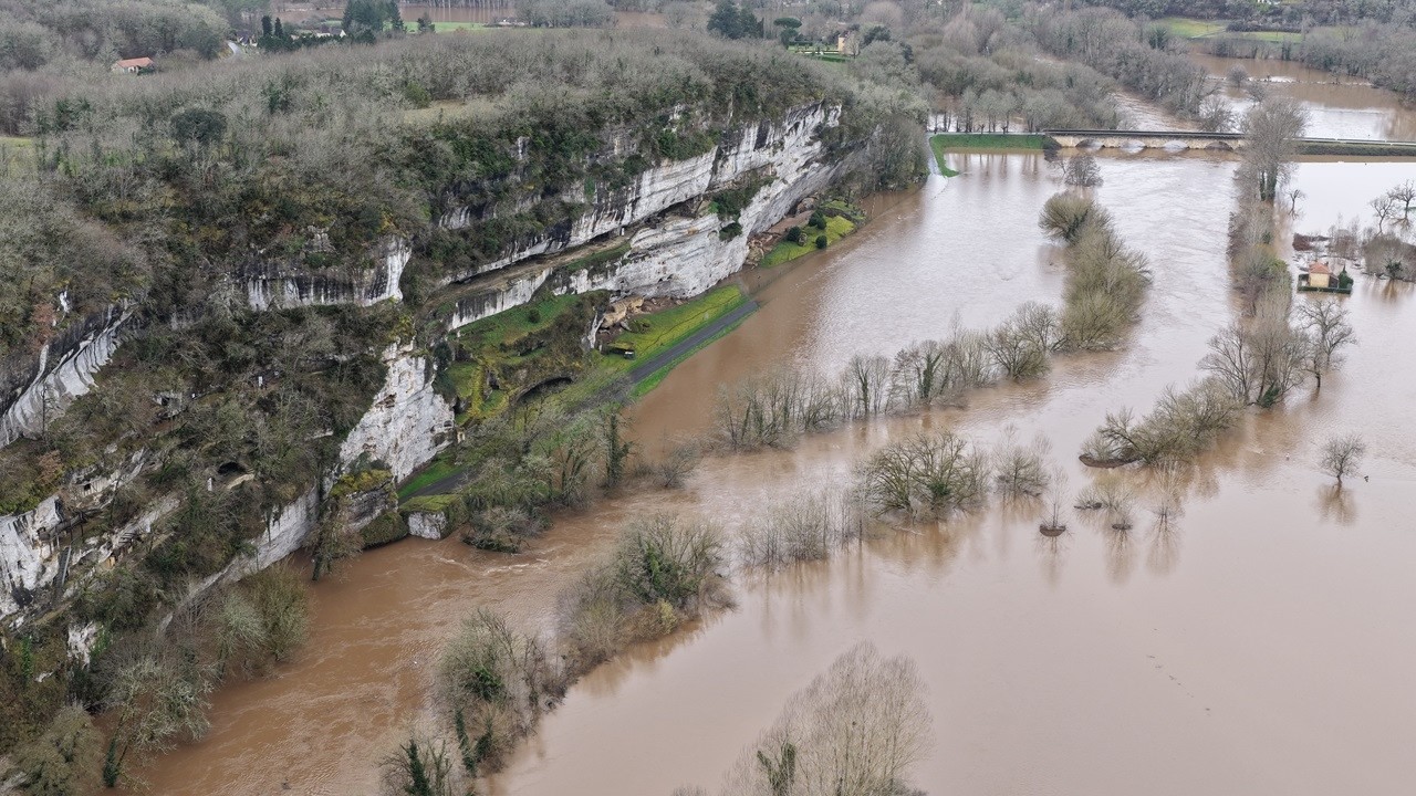 🌊 CRUE EXCEPTIONNELLE de la Vézère à La Roque Saint-Christophe (Dordogne)