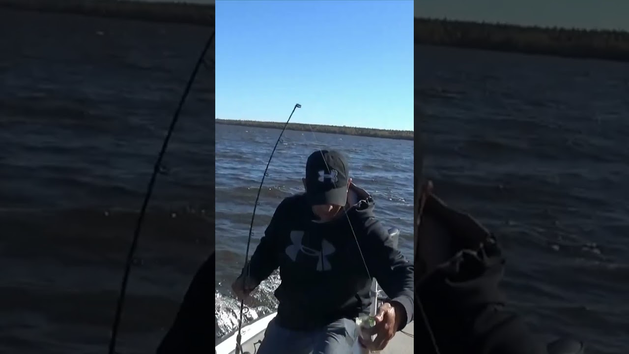 Судак! 🌊 Волны разбиваются о лодку 🎣