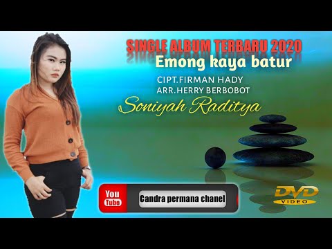 Maxi Jurk met Cape-Effect en Parel Details🤍