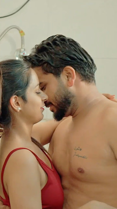 नहा रहे पति के पास आई पत्नी तो.. ... #romanticflim #love