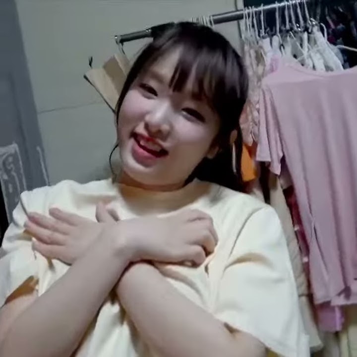 IZ*ONE Chaewon sneezes on Yena