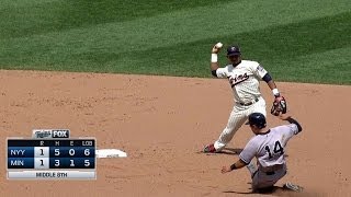 NYY@MIN: Twins end 8th with big 4-6-3 double play