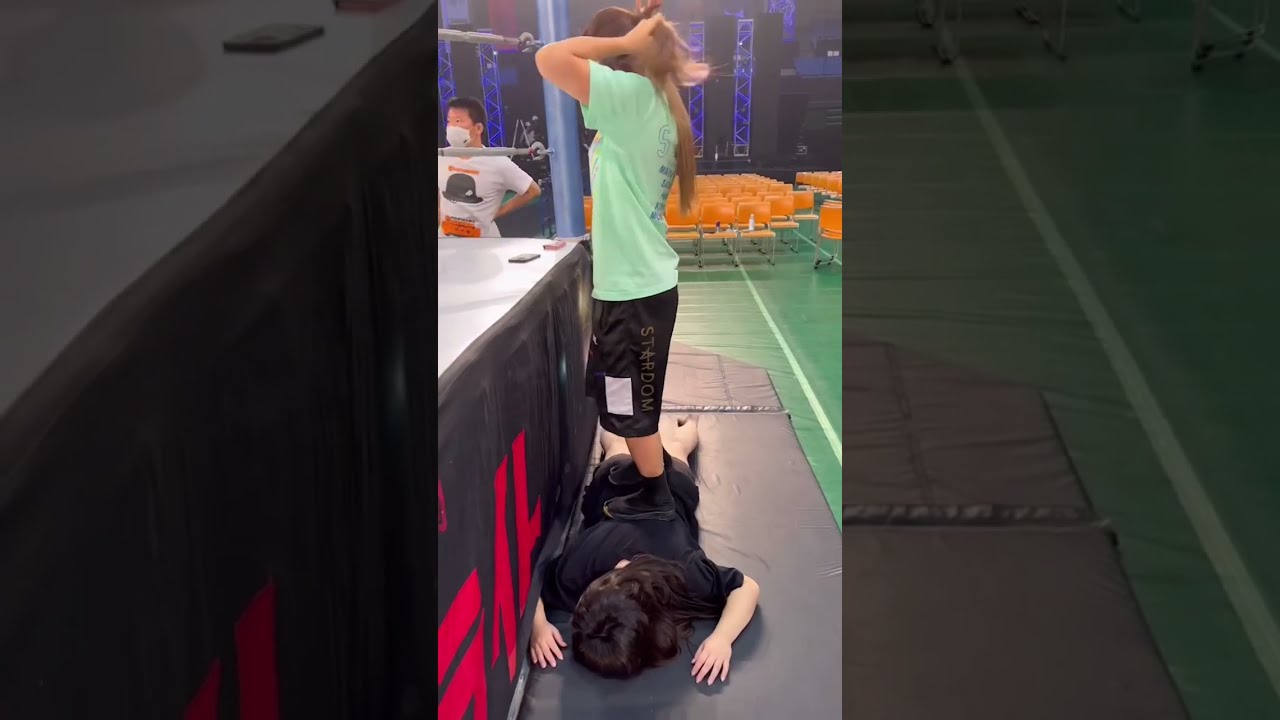 【女子プロレス】コグマの腰をふみふみマッサージする葉月【スターダム】
