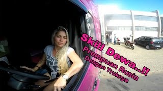 wanita Seksi dengan Skill bawaa truknya ...!!!!