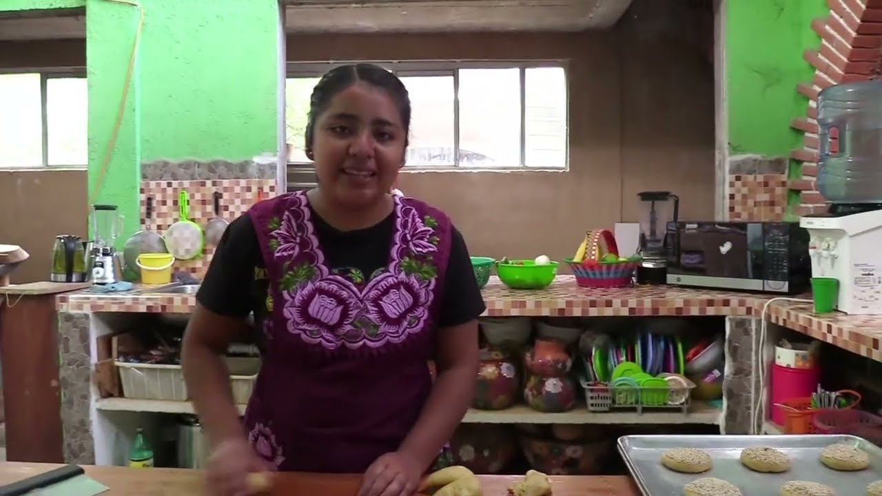 Preparando Pan de Yema acompañado de un chocolate espumoso