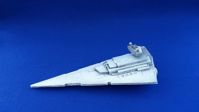 Grande maquette du vaisseau impérial Star Wars