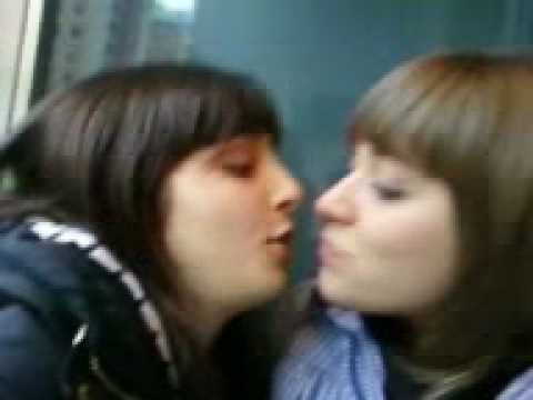 Beso entre hermanas.3gp