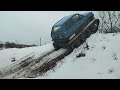 Гусеничного вездехода испытания, делают лунки на водоеме.